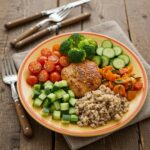 Familie kocht gemeinsam in einer hellen Küche mit frischen Zutaten — schnelle, gesunde Mahlzeiten