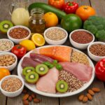 Bunte Telleraufteilung mit gesunden Lebensmitteln für eine ausgewogene Makroverteilung