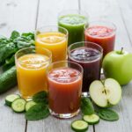 Bunte, zuckerarme Säfte mit frischem Obst und Gemüse – Genuss ohne viel Zucker