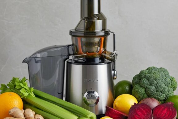 Fresh fruits and vegetables being juiced for weight loss, highlighting ingredients like celery, beets, and ginger