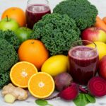 Frisches Obst und Gemüse werden entsaftet – Symbol für eine gesunde Saftdiät